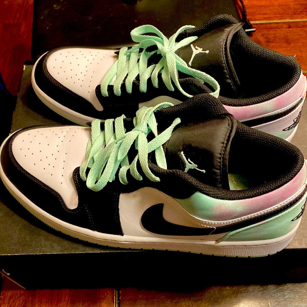 Nike Air Jordan low size 12. Been wore twice great shape.